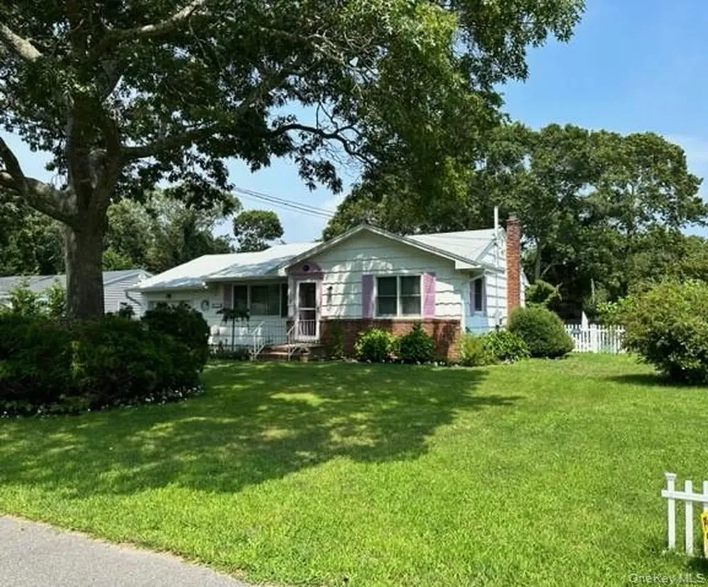 29 Maryland Boulevard Hampton Bays NY 11946