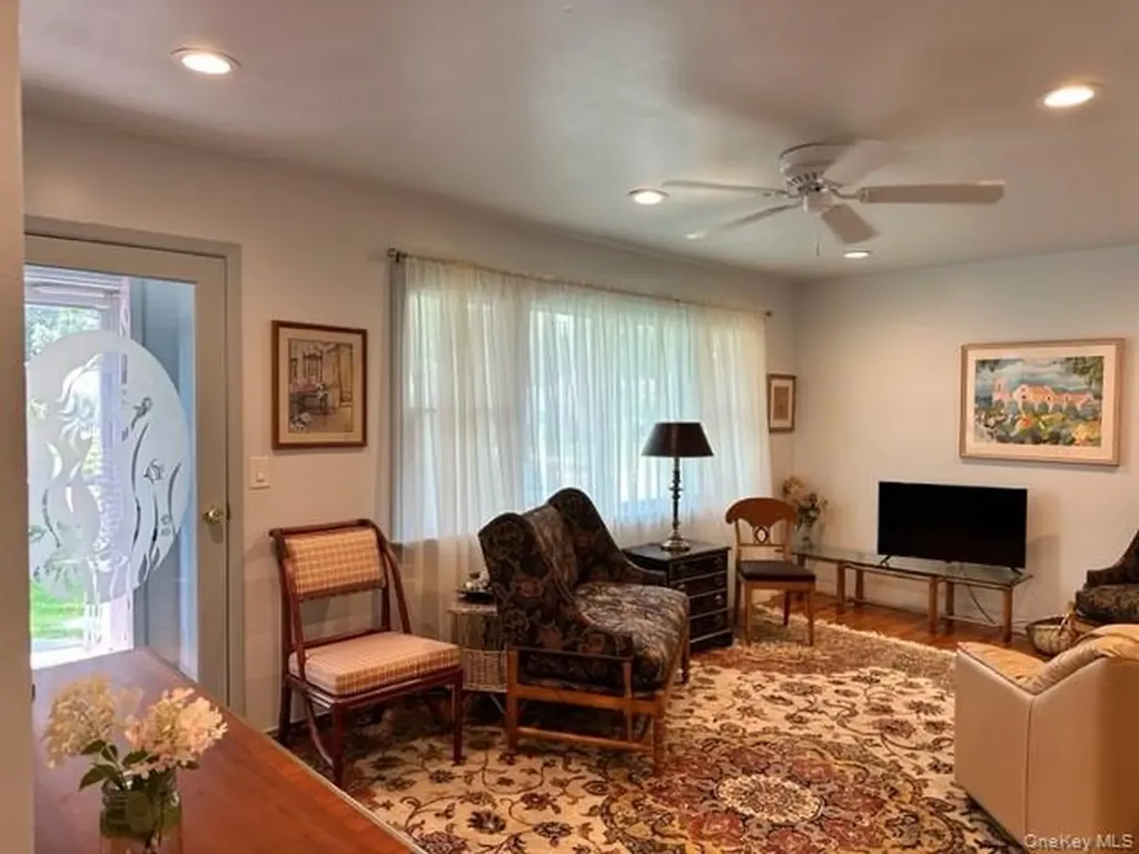 29 Maryland Boulevard Hampton Bays NY 11946