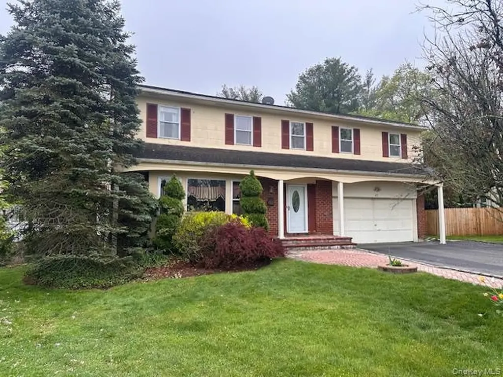 47 Carriage Road Roslyn NY 11576