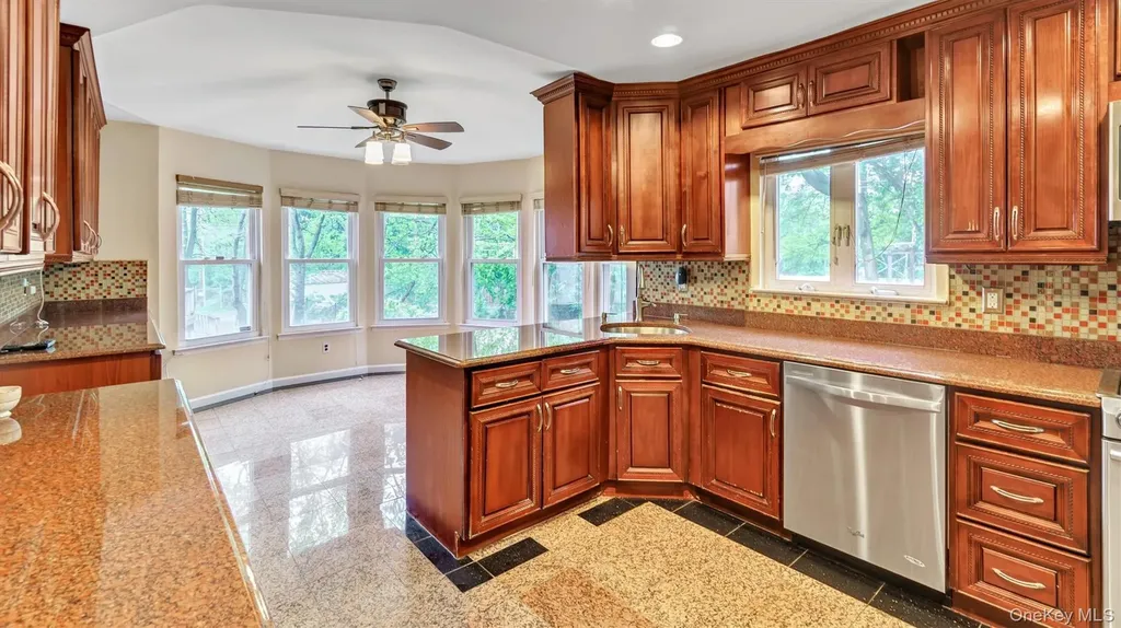 47 Carriage Road Roslyn NY 11576