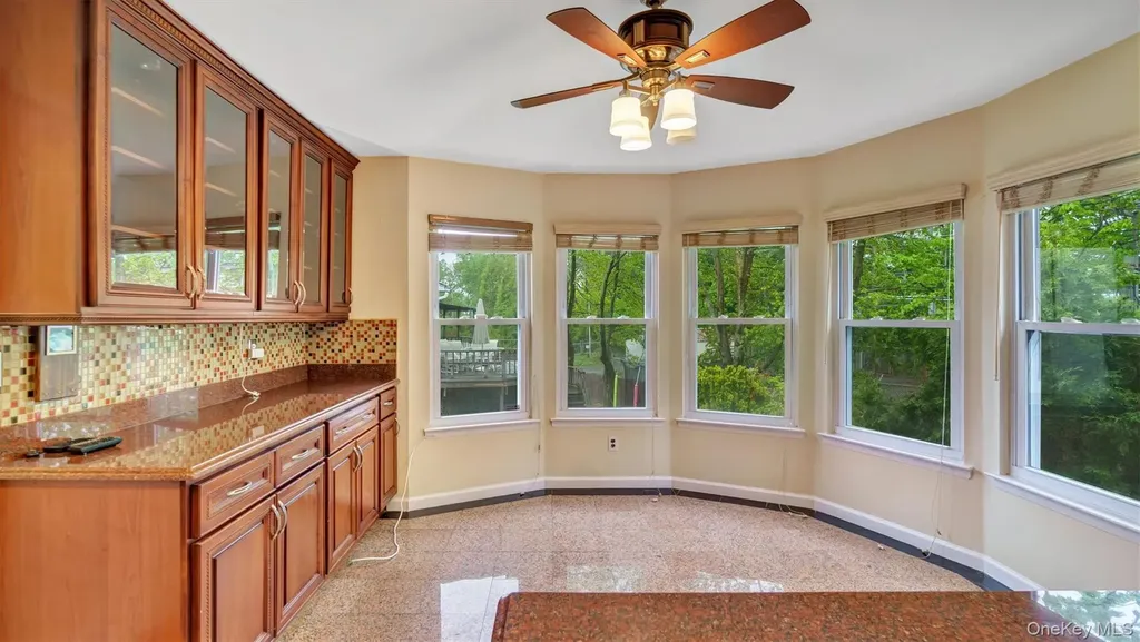 47 Carriage Road Roslyn NY 11576