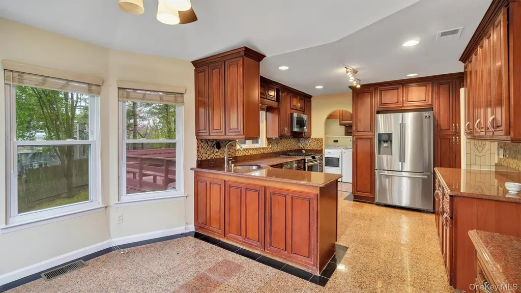 47 Carriage Road Roslyn NY 11576