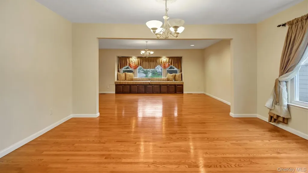 47 Carriage Road Roslyn NY 11576