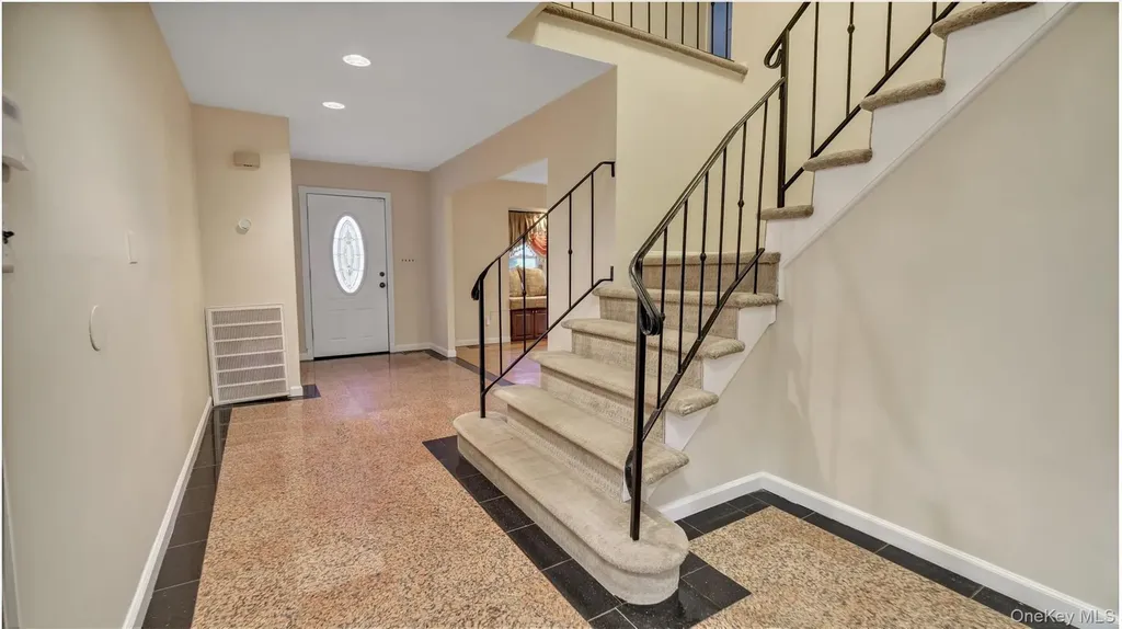 47 Carriage Road Roslyn NY 11576