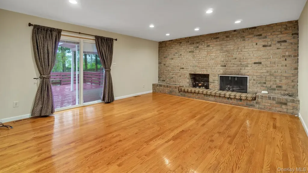 47 Carriage Road Roslyn NY 11576