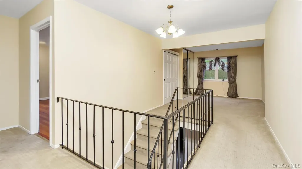 47 Carriage Road Roslyn NY 11576