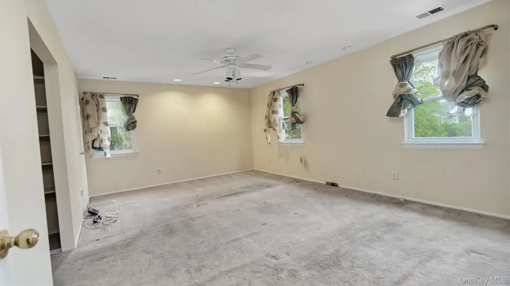 47 Carriage Road Roslyn NY 11576
