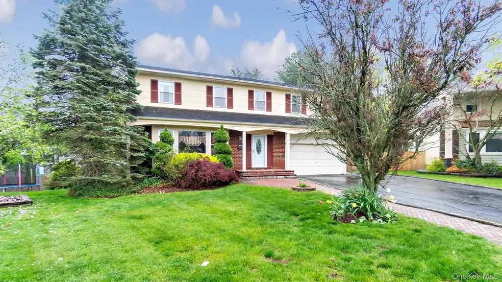 47 Carriage Road Roslyn NY 11576