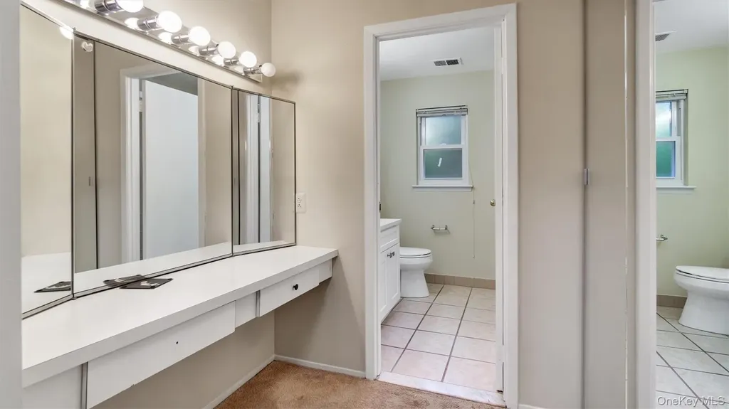 47 Carriage Road Roslyn NY 11576