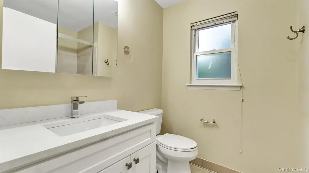 47 Carriage Road Roslyn NY 11576
