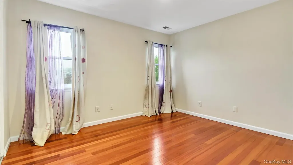 47 Carriage Road Roslyn NY 11576