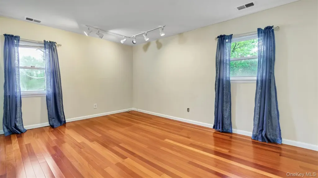 47 Carriage Road Roslyn NY 11576