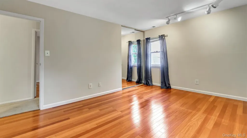 47 Carriage Road Roslyn NY 11576