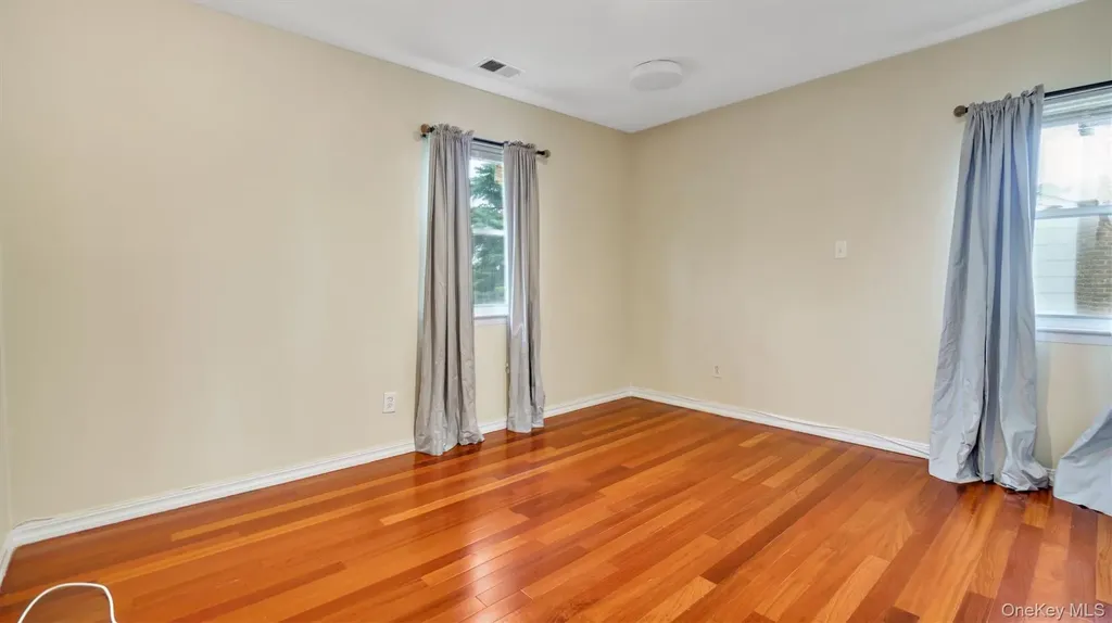 47 Carriage Road Roslyn NY 11576