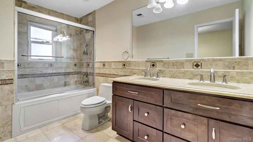 47 Carriage Road Roslyn NY 11576
