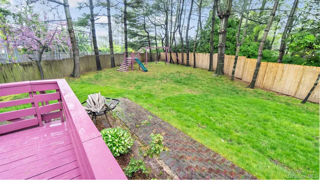 47 Carriage Road Roslyn NY 11576
