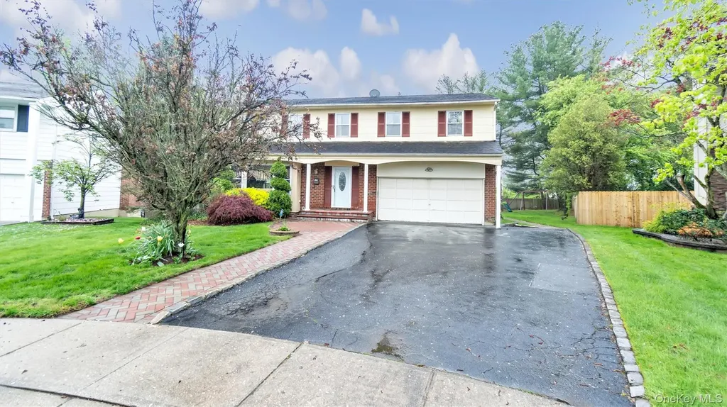 47 Carriage Road Roslyn NY 11576
