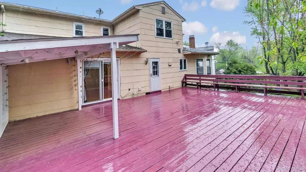 47 Carriage Road Roslyn NY 11576