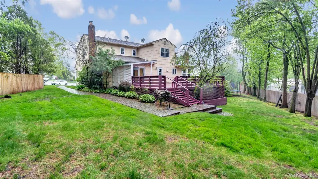 47 Carriage Road Roslyn NY 11576