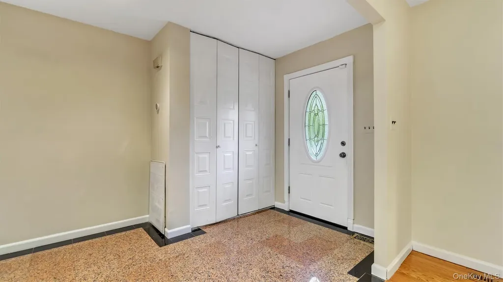 47 Carriage Road Roslyn NY 11576