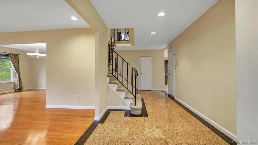 47 Carriage Road Roslyn NY 11576