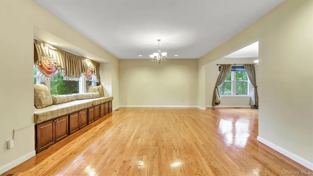 47 Carriage Road Roslyn NY 11576
