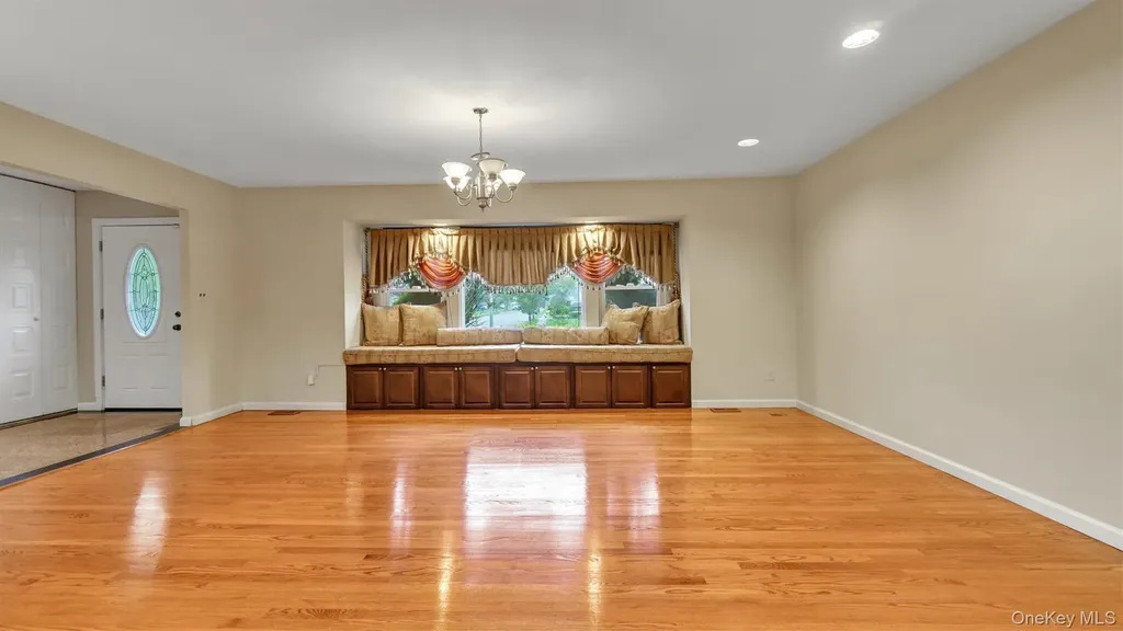 47 Carriage Road Roslyn NY 11576