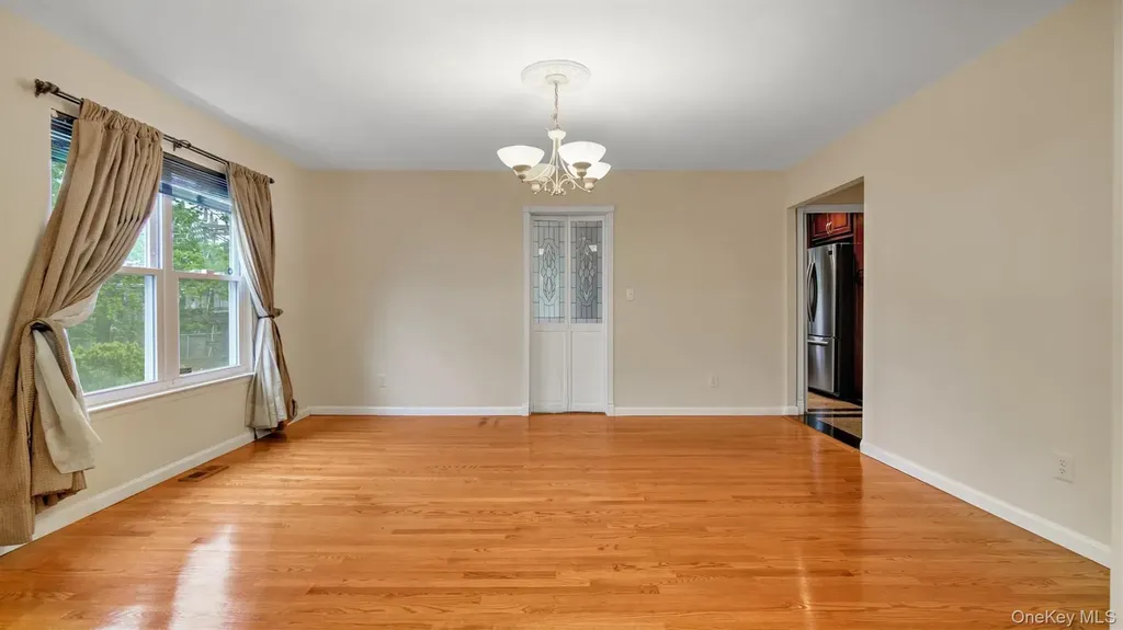 47 Carriage Road Roslyn NY 11576