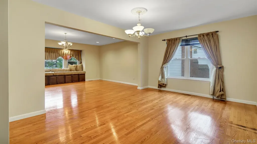 47 Carriage Road Roslyn NY 11576