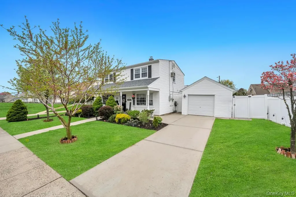 104 Saddle Lane Levittown NY 11756