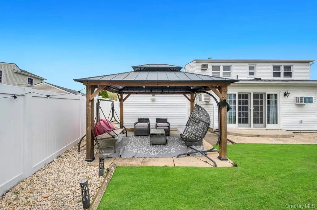 104 Saddle Lane Levittown NY 11756