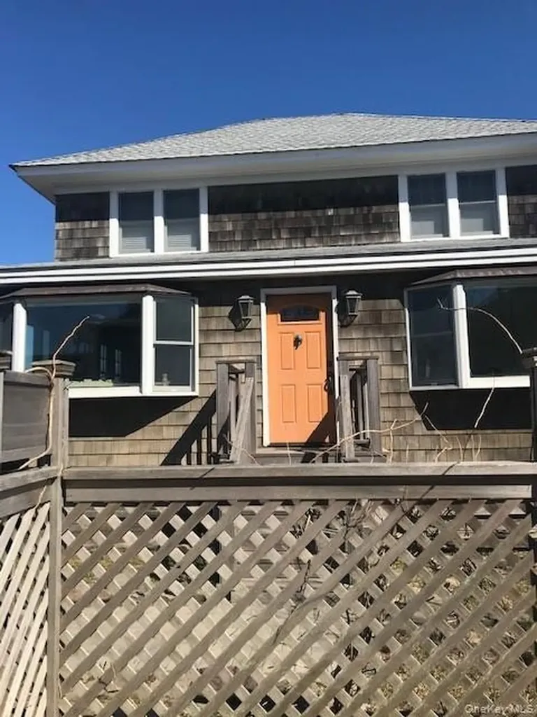16 Crescent Walk Seaview NY 11770