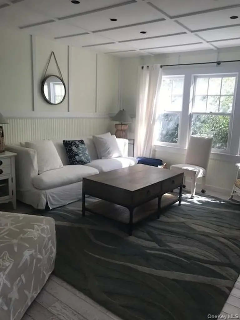 16 Crescent Walk Seaview NY 11770