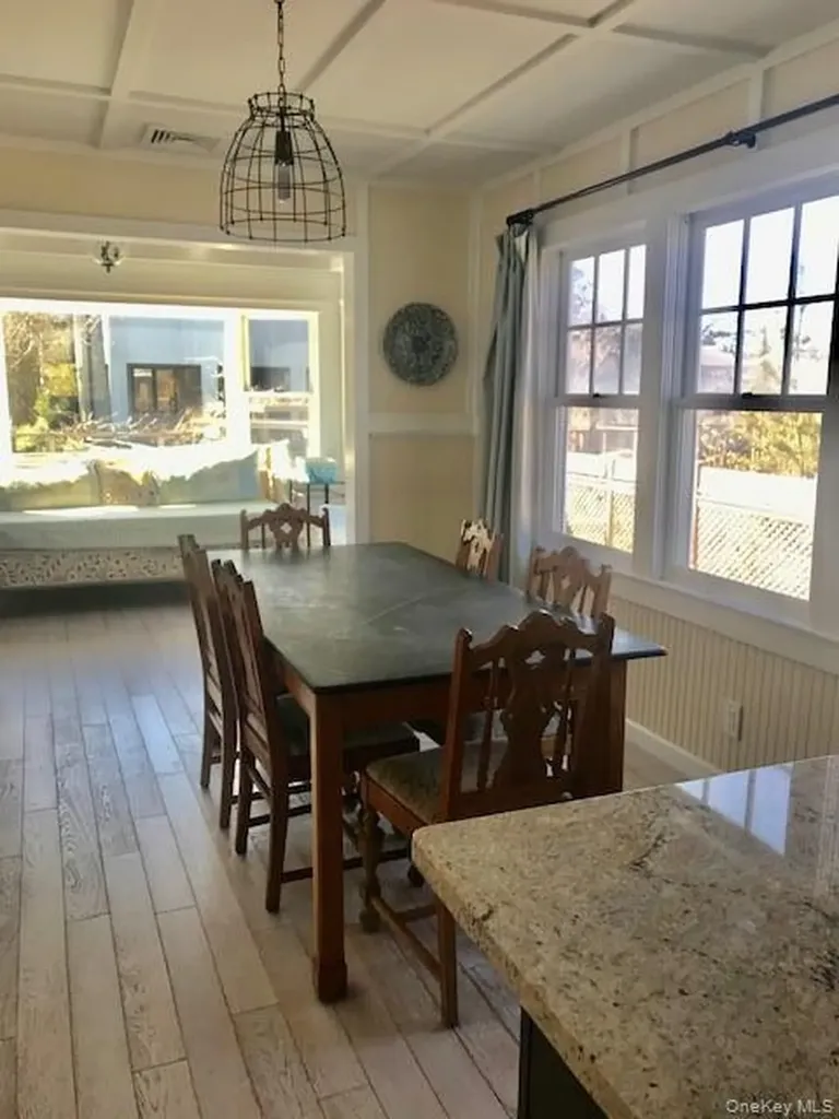 16 Crescent Walk Seaview NY 11770