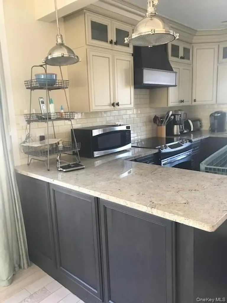 16 Crescent Walk Seaview NY 11770