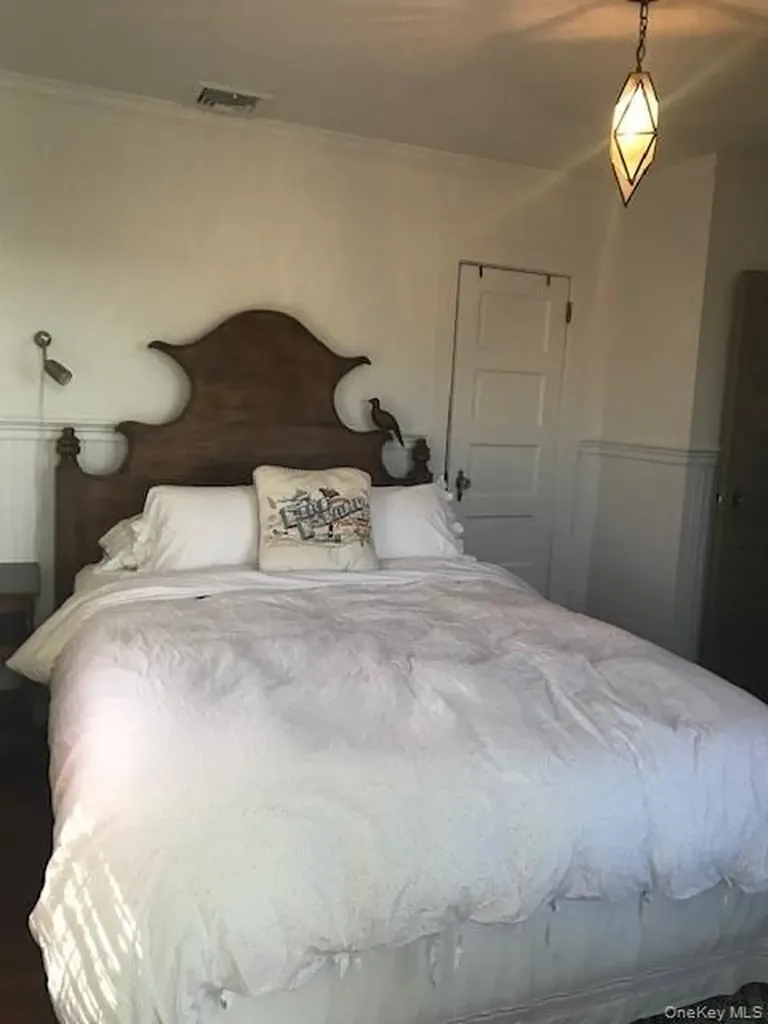 16 Crescent Walk Seaview NY 11770