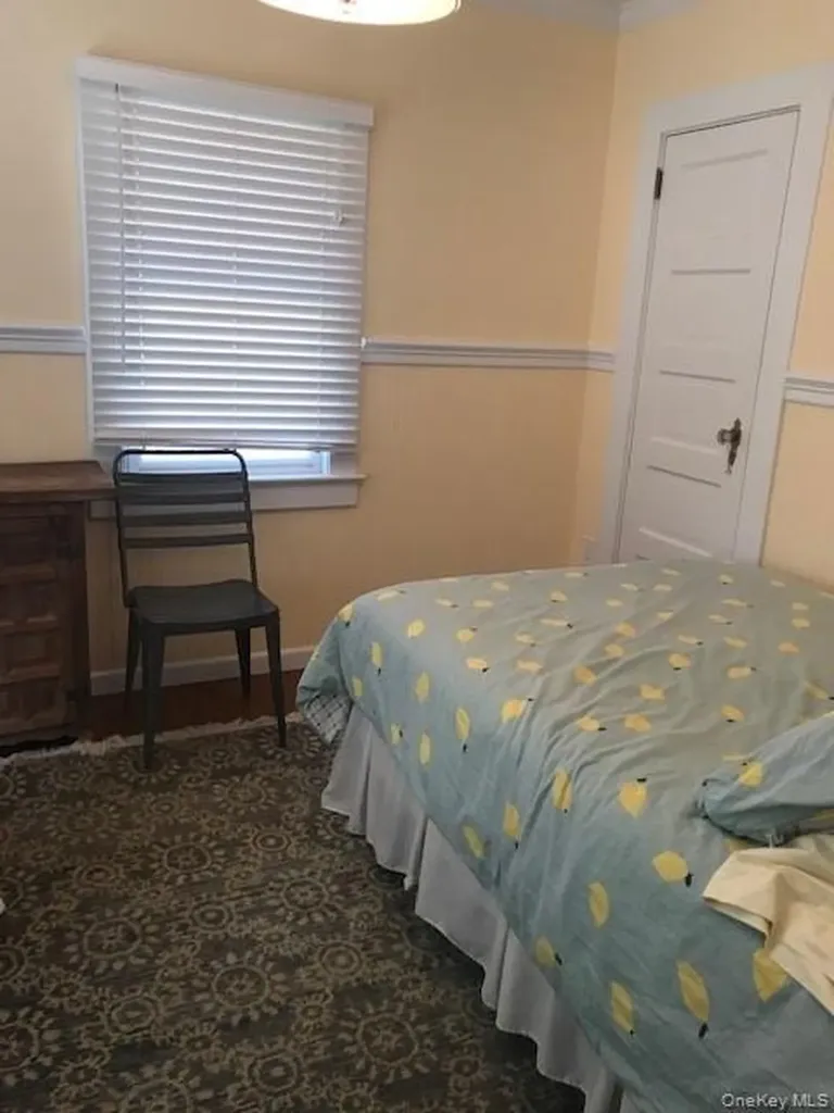 16 Crescent Walk Seaview NY 11770