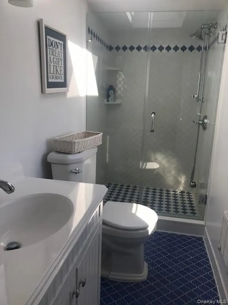 16 Crescent Walk Seaview NY 11770