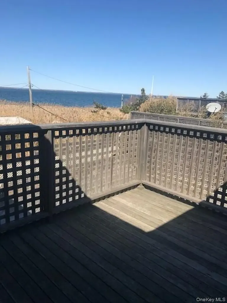 16 Crescent Walk Seaview NY 11770