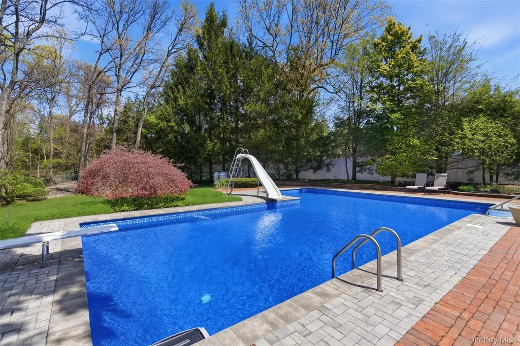 20 Hemingway Drive Dix Hills NY 11746