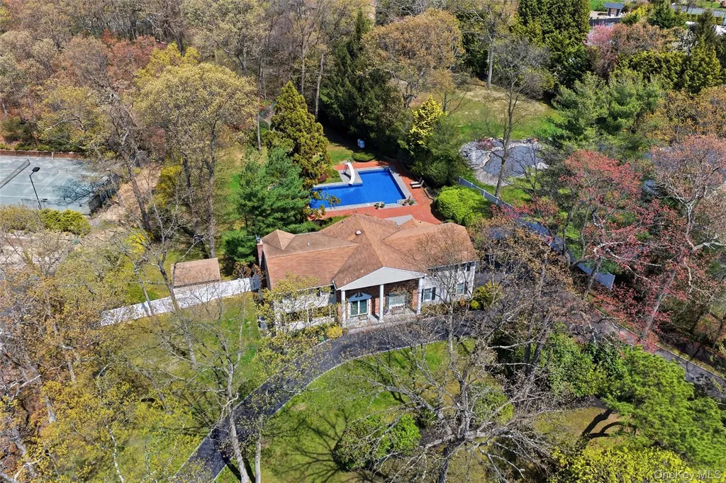 20 Hemingway Drive Dix Hills NY 11746