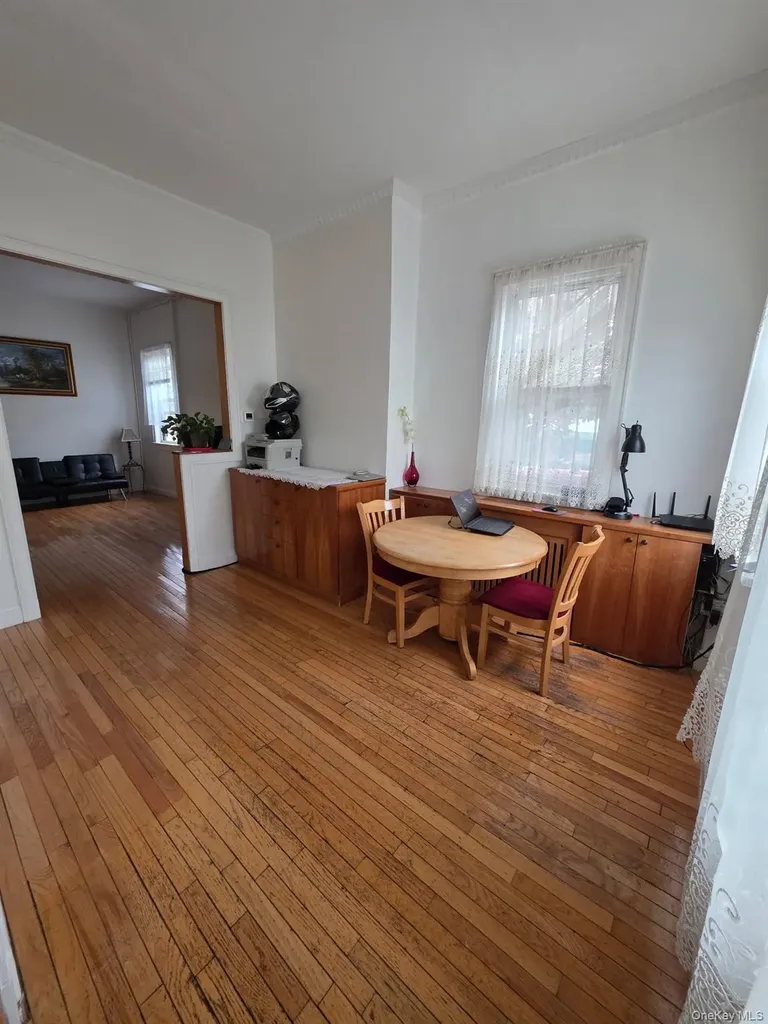 5427 Arnold Avenue Maspeth NY 11378