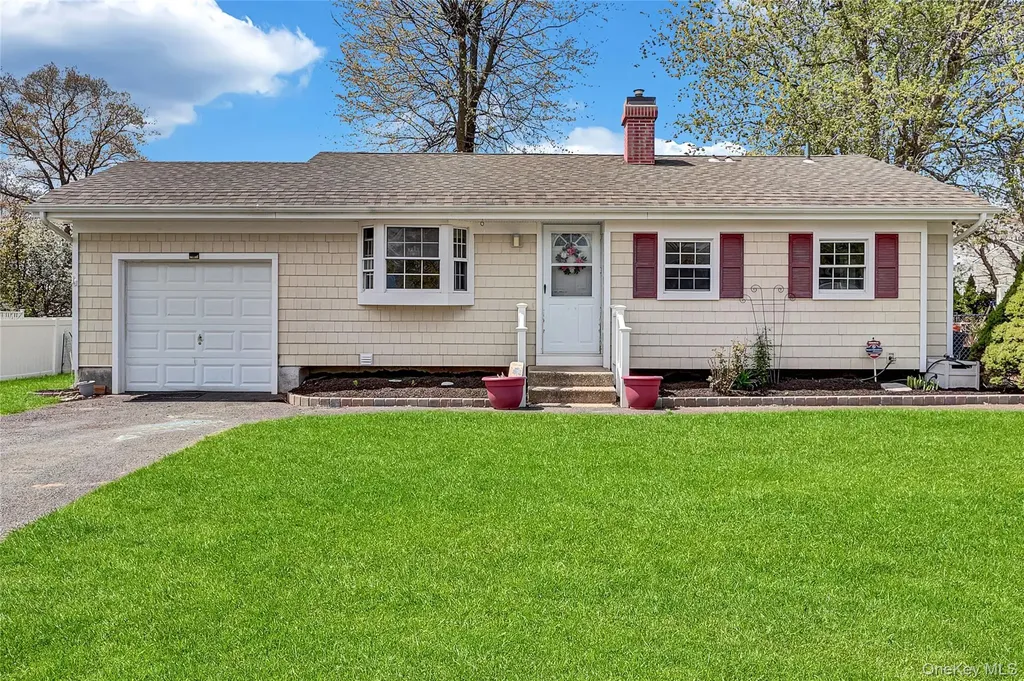 6 Norwalk Lane Selden NY 11784