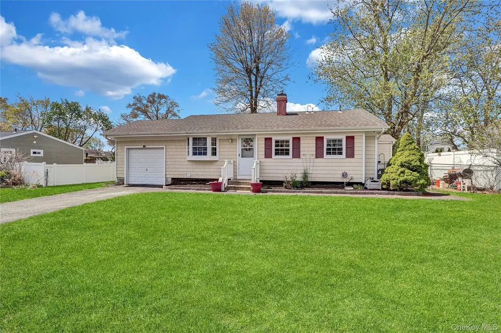 6 Norwalk Lane Selden NY 11784