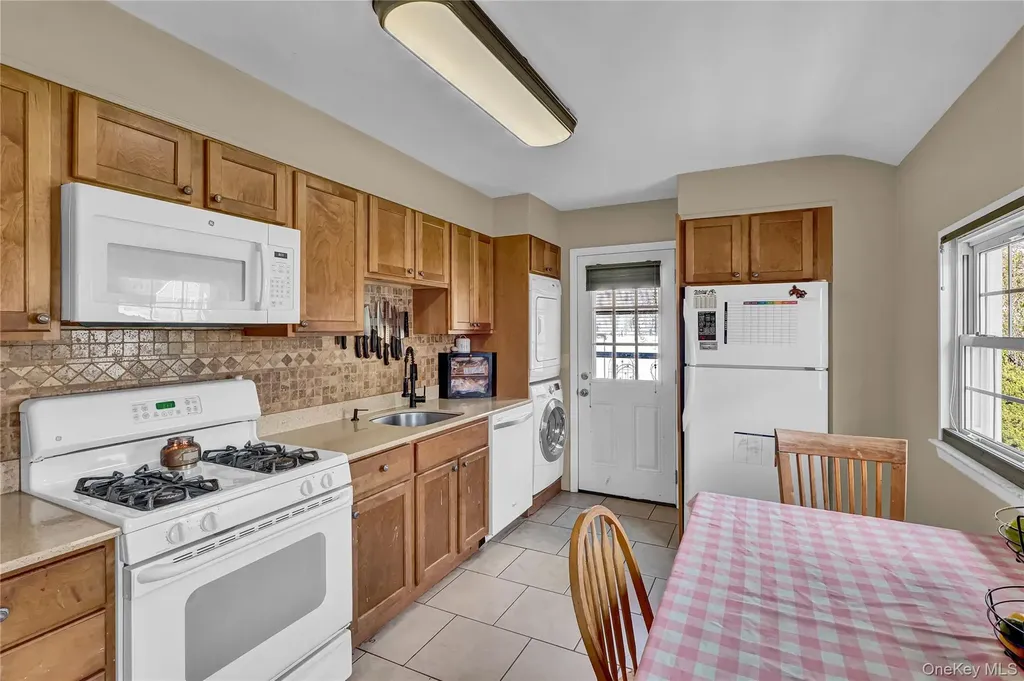 6 Norwalk Lane Selden NY 11784