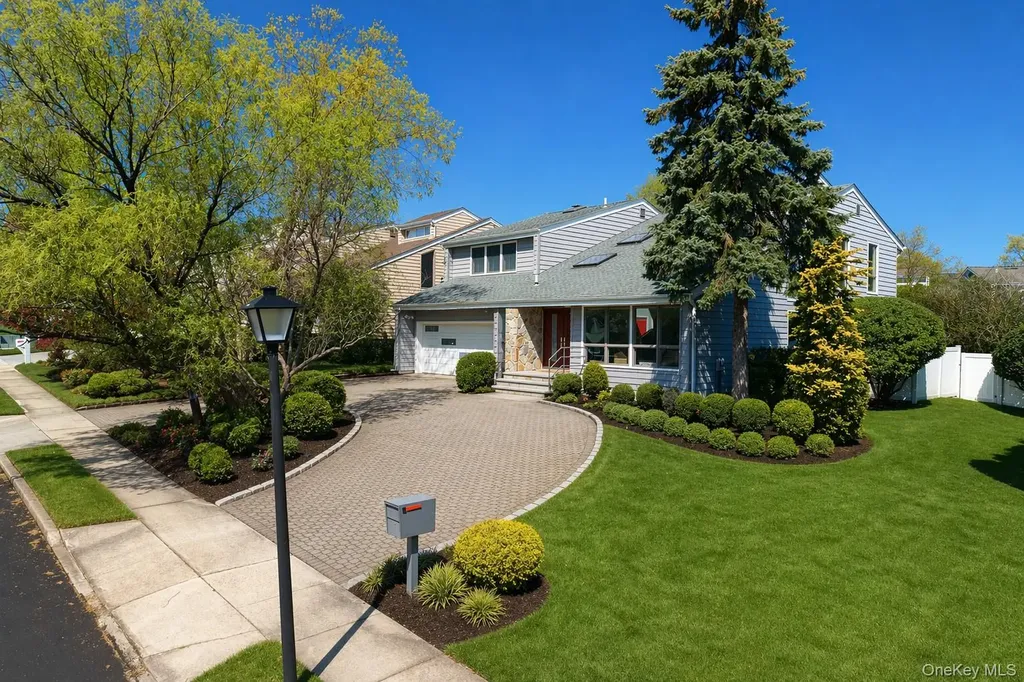2 Crest Hollow Lane Albertson NY 11507
