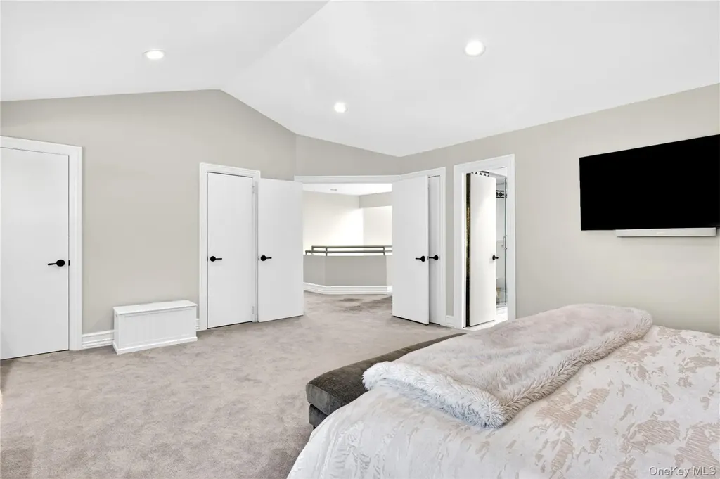2 Crest Hollow Lane Albertson NY 11507