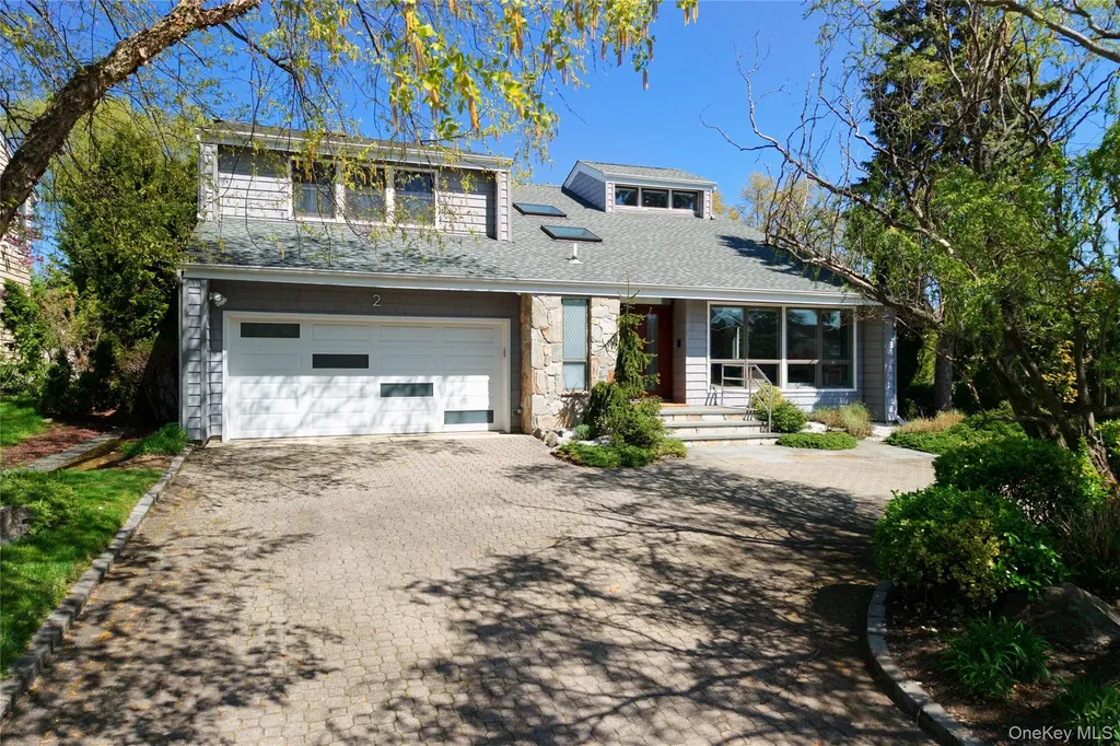 2 Crest Hollow Lane Albertson NY 11507