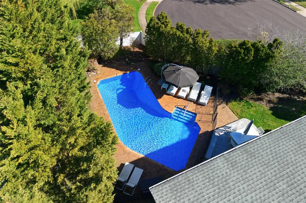 2 Crest Hollow Lane Albertson NY 11507