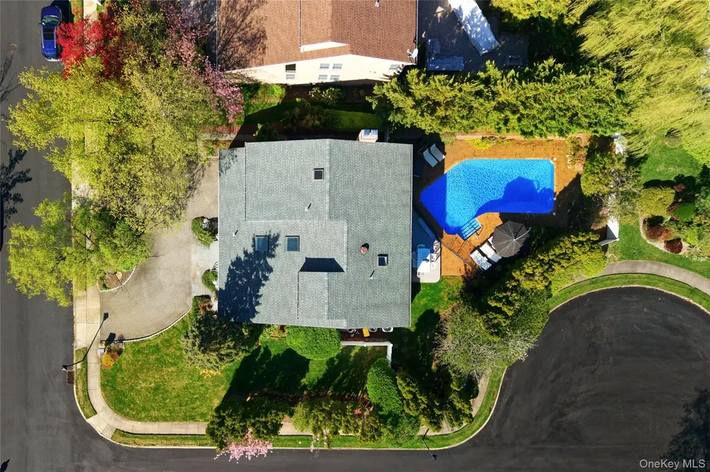 2 Crest Hollow Lane Albertson NY 11507